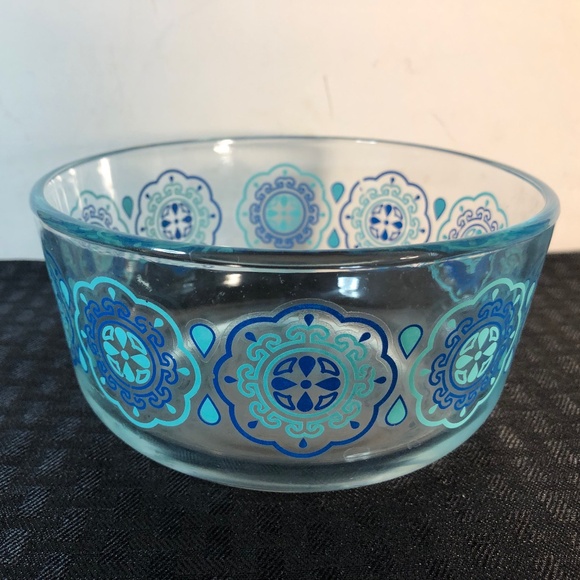 Vintage aqua medallion Pyrex bowl "Turquoise Daisy Pinwheel" - Picture 1 of 10